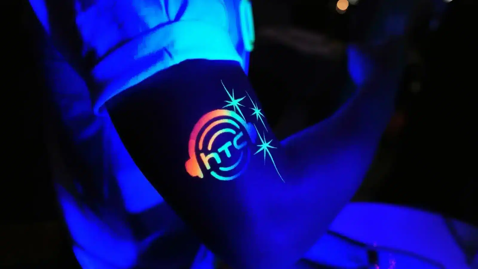 GLOW-IN-THE-DARK-TATTOOS-IN-CLUBS